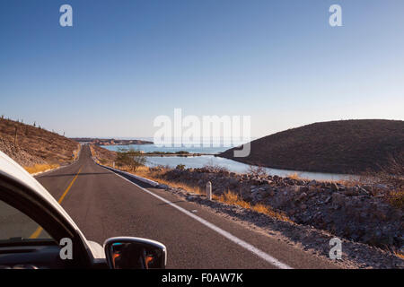 La guida sul litorale al crepuscolo. La Paz, Baja California Sur. Messico Foto Stock