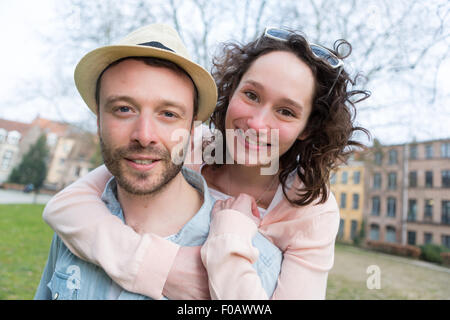 Vista di una giovane coppia felice divertirsi in vacanza Foto Stock