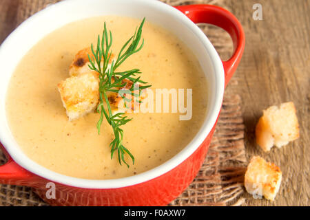 Crema di lenticchie zuppa con crostini e aneto sul tovagliolo e lo sfondo di legno, orizzontale close up Foto Stock