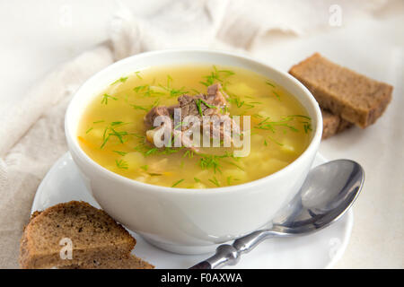 Fresca zuppa di piselli con carne nella terrina bianco Foto Stock