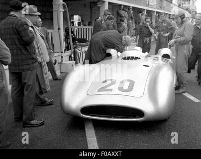 Il GP di Francia a Reims 1954, KLING PRONTO PER IL MONTAGGIO BOX MERCEDES Foto Stock