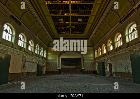 Il blocco di amministrazione, High Royds Hospital. Una delle ultime costruzioni di essere ristrutturato nella scatola a Chevin Park. Foto Stock