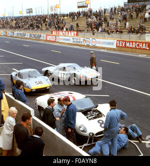 Le Mans XX Giugno 1965. Jo Siffert Maserati Tipo 65 ritirato. Foto Stock