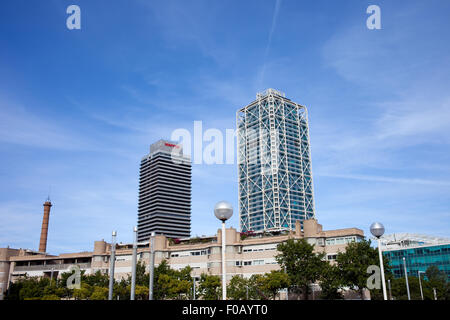 Città di skyline di Barcellona in Catalogna, Spagna, architettura urbana, due torri di uffici, hotel e appartamento Foto Stock