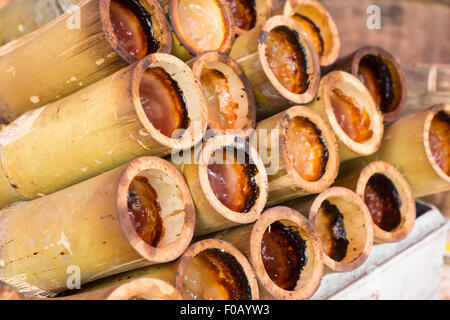 Riso glutinoso arrostito in giunture di Bambù Foto Stock