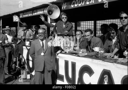 CHARLIE COOPER BETTY BRABHAM BOX; British GP Eglinton 18 luglio 1959. Foto Stock