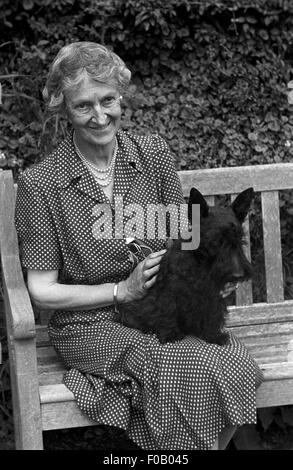 Una donna con il suo Scottish terrier cane Foto Stock