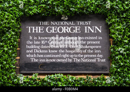 LONDON, Regno Unito - 7 AGOSTO 2015: Una bacheca informativa presso il centro storico di George Inn Public House a Southwark, Londra il 7 agosto 20 Foto Stock
