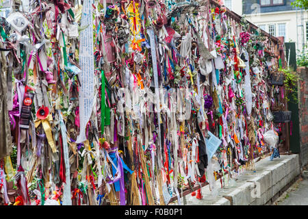 Le porte decorate di Ossa Croce cimitero a Londra. Il sito è un post-medievale terreno di sepoltura nel London Borough of Sout Foto Stock