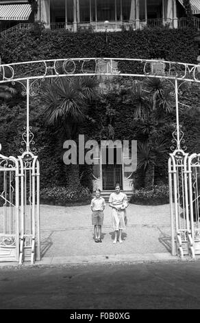 La madre e il figlio in piedi di fronte a un hotel Foto Stock