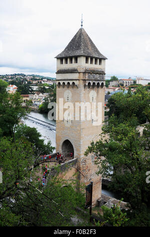 Il Porto Valentre ponte attraverso il fiume Lot in Cahors è la città principale della partita di reparto in Midi Pyrenees area del sud ovest della Francia famosa per il suo vino il ponte Valentré, il simbolo della città. Edificio iniziò nel 1308 e fu completato nel 1378. Fotografia scattata da Simon Dack Foto Stock