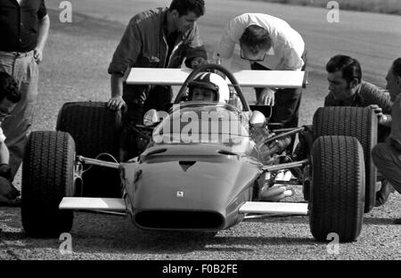 Chris Amon test di una Ferrari 312B in Modena Foto Stock