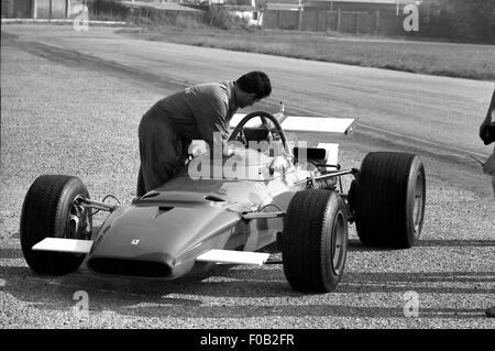 Chris Amon test di una Ferrari 312B in Modena Foto Stock