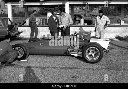 Chris Amon test di una Ferrari 312B in Modena Foto Stock