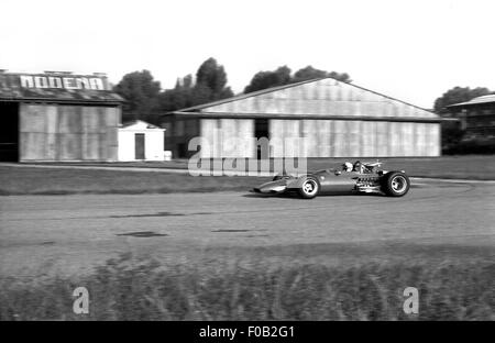 Chris Amon test di una Ferrari 312B in Modena Foto Stock