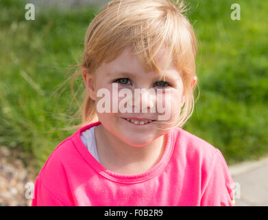 Ritratto di 3 anno di età ragazza bionda, Daventry, Northamptonshire, England, Regno Unito Foto Stock