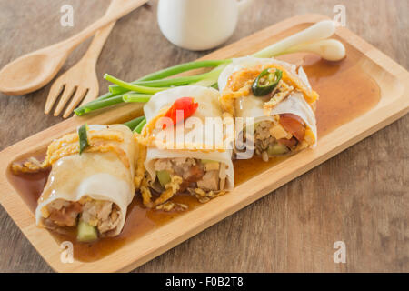 Involtini primavera con le verdure e il pollo sul piatto di legno, stock photo Foto Stock