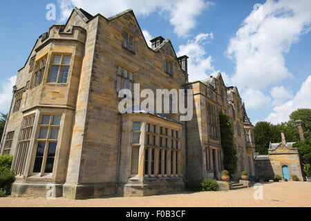 Esterno della casa nuova, costruita da Edward Hussey nel 1837, affacciato su motivi di Scotney Castle, Lamberhurst, Kent, Regno Unito Foto Stock