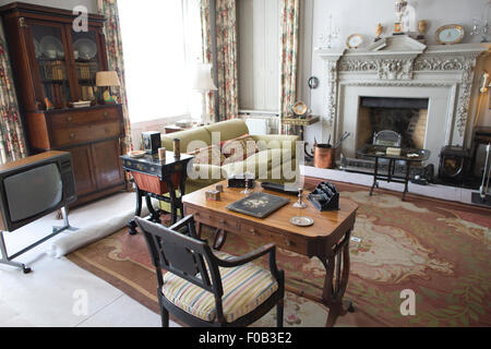 Soggiorno all'interno di Casa Nuova, costruita da Edward Hussey nel 1837, affacciato su motivi di Scotney Castle, Lamberhurst, Kent, Regno Unito Foto Stock