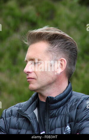 Emittente e naturalista, Chris Packham assiste a Albanella reale giorno protesta a Goyt Valley vicino a Buxton, Derbyshire Regno Unito - 2015 Foto Stock