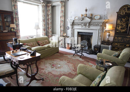 Soggiorno all'interno della casa nuova, costruita da Edward Hussey nel 1837, affacciato su motivi di Scotney Castle, Lamberhurst, Kent REGNO UNITO Foto Stock