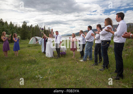Dillon, Colorado - una giovane coppia celebra il loro matrimonio. Foto Stock