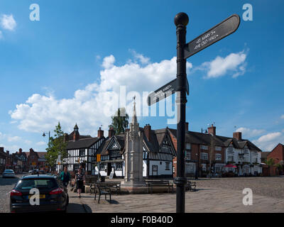 Segno post, Memoriale di guerra e il Black Bear Inn, la piazza del mercato, High Street, Sandbach, Cheshire, Inghilterra, Regno Unito Foto Stock