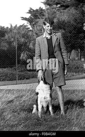 Un ragazzo e il suo cane. Foto Stock