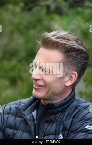 Emittente e naturalista, Chris Packham assiste a Albanella reale giorno protesta a Goyt Valley vicino a Buxton, Derbyshire Regno Unito - 2015 Foto Stock