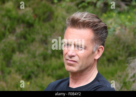 Emittente e naturalista, Chris Packham assiste a Albanella reale giorno protesta a Goyt Valley vicino a Buxton, Derbyshire Regno Unito - 2015 Foto Stock