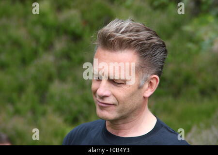 Emittente e naturalista, Chris Packham assiste a Albanella reale giorno protesta a Goyt Valley vicino a Buxton, Derbyshire Regno Unito - 2015 Foto Stock