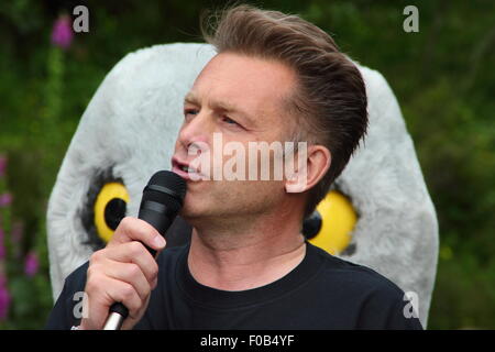 Emittente e naturalista, Chris Packham assiste a Albanella reale giorno protesta a Goyt Valley vicino a Buxton, Derbyshire Regno Unito - 2015 Foto Stock