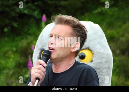 Emittente e naturalista, Chris Packham assiste a Albanella reale giorno protesta a Goyt Valley vicino a Buxton, Derbyshire Regno Unito - 2015 Foto Stock