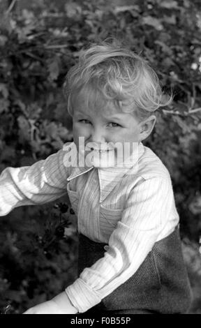 Sorridente dai capelli biondi boy. Foto Stock