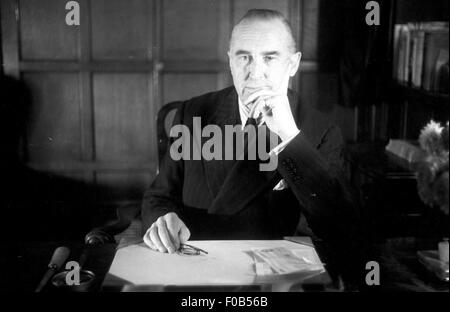 Un uomo di mezza età seduto alla sua scrivania Foto Stock