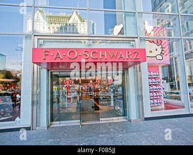 NEW YORK, Stati Uniti d'America - Novembre 13th, 2014: New York famosa FAO Schwarz toy store esterno sulla Quinta Avenue. Foto Stock