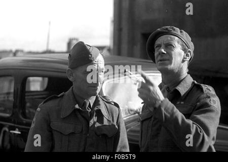 Due uomini della casa della guardia in uniforme in discussione Foto Stock