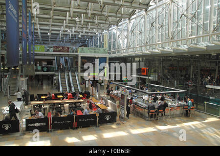 Caffe Ritazza e Yo Sushi Bar La stazione di Paddington a Londra Aprile 2015 Foto Stock