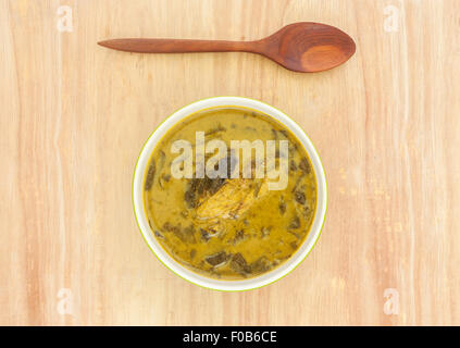 Il curry piccante e verdure grigliate di pesce con latte di cocco isolato su bianco, durante la stagione delle piogge il cibo Foto Stock