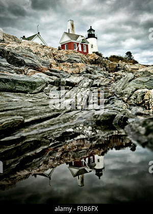 Drammatica refelection a Pemaquid Point Lighthouse nel Maine, Stati Uniti d'America Foto Stock