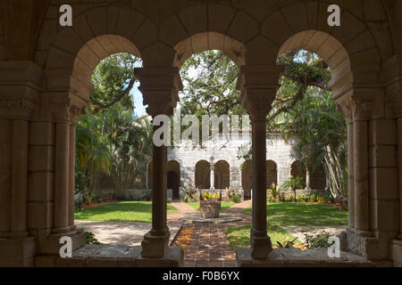 Archi Courtyard San Bernardo di Clairvaux medievale monastero spagnolo NORTH MIAMI BEACH FLORIDA USA Foto Stock