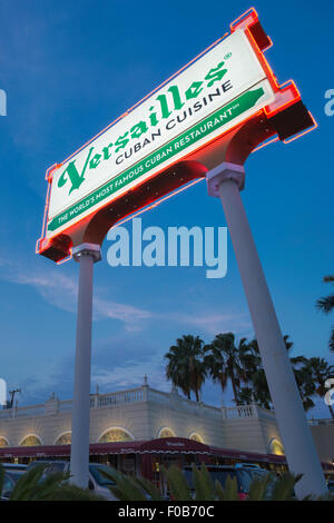 VERSAILLES cubano-americana restaurant sign 8TH STREET Miami Florida USA Foto Stock