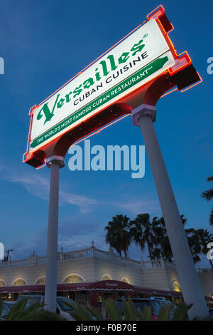 VERSAILLES cubano-americana restaurant sign 8TH STREET Miami Florida USA Foto Stock