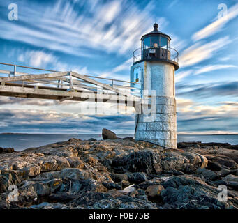 Faro sulla sommità di un'isola rocciosa nel Maine Foto Stock