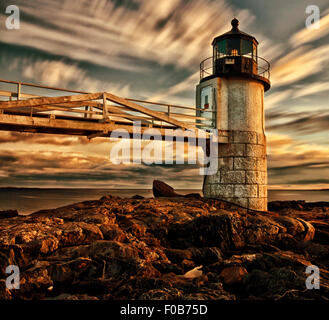 Faro sulla sommità di un'isola rocciosa nel Maine Foto Stock
