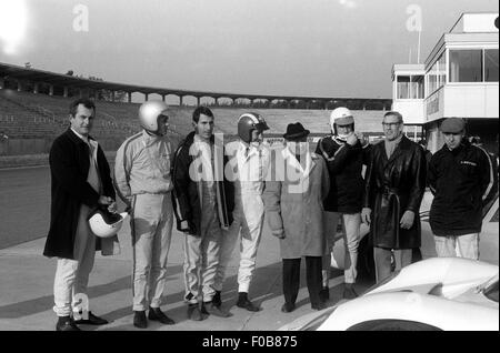 Porsche Team Piloti a Hockenheim presso Porsche 907 lanciare all'Hockenheimring 1967 - Scarfiotti Foto Stock