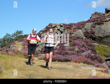 Sono diminuiti i corridori attraversano Burbage Moor Near Sheffield nel Parco Nazionale di Peak District, England Regno Unito - estate Foto Stock