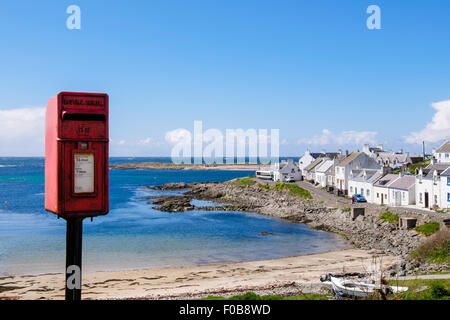 Postbox rosso al di fuori ufficio postale sul lungomare di Portnahaven, isola di Islay, Ebridi Interne, Western Isles, Scozia, Regno Unito, Gran Bretagna Foto Stock