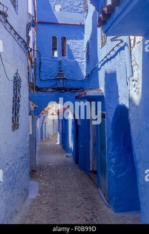 Tipico vicolo nel blu medina di Chefchaouen, Marocco. Foto Stock