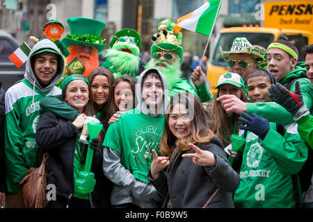 NEW YORK, NY, STATI UNITI D'AMERICA - Mar 17, 2014: l'annuale festa di San Patrizio Parade lungo la Quinta Avenue in New York City. Foto Stock